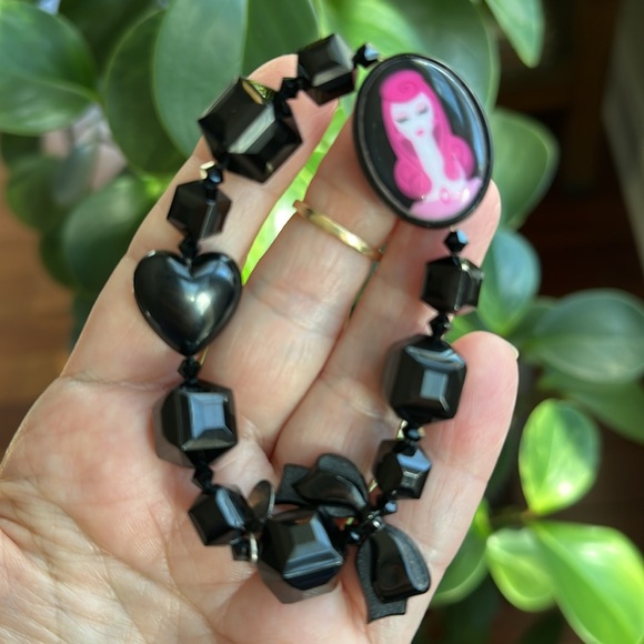 Tarina Tarantino Resin Bead Stretch Cameo Heart Bow Bracelet - Picture 5 of 12